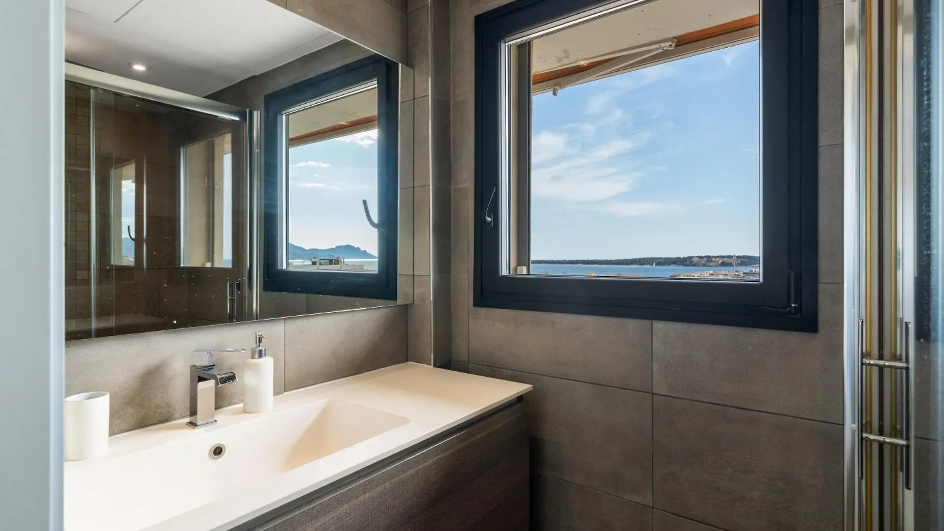 5 Bedroom Cannes Penthouse - Ocean View Apartment